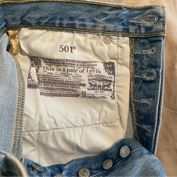 Distressed Levi’s 501 denim shorts. Size 26 - Picture 6 of 6